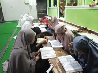 Tadarus di masjid Nurul Iman Sanggrahan