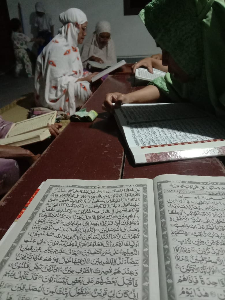 Tadarus Al quran oleh ibu2 warga krajan