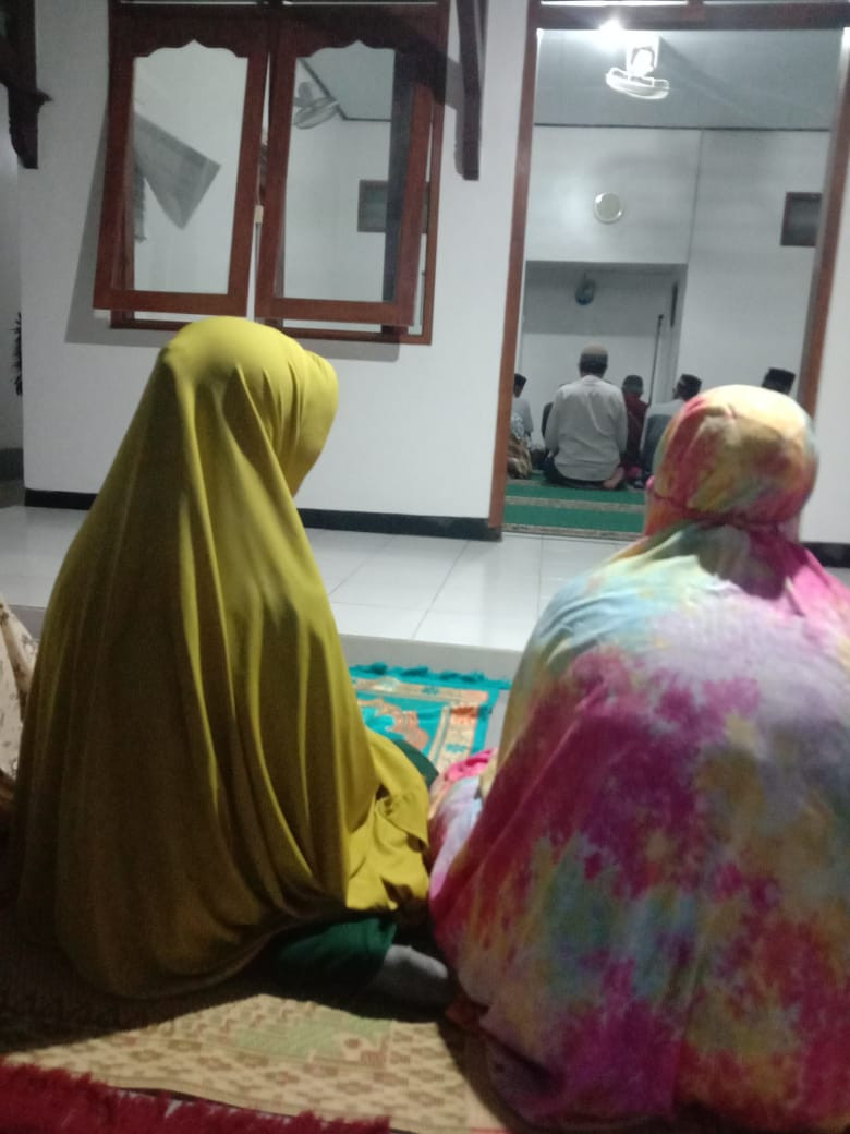 Sholat tarawih berjamaah oleh warga krajan