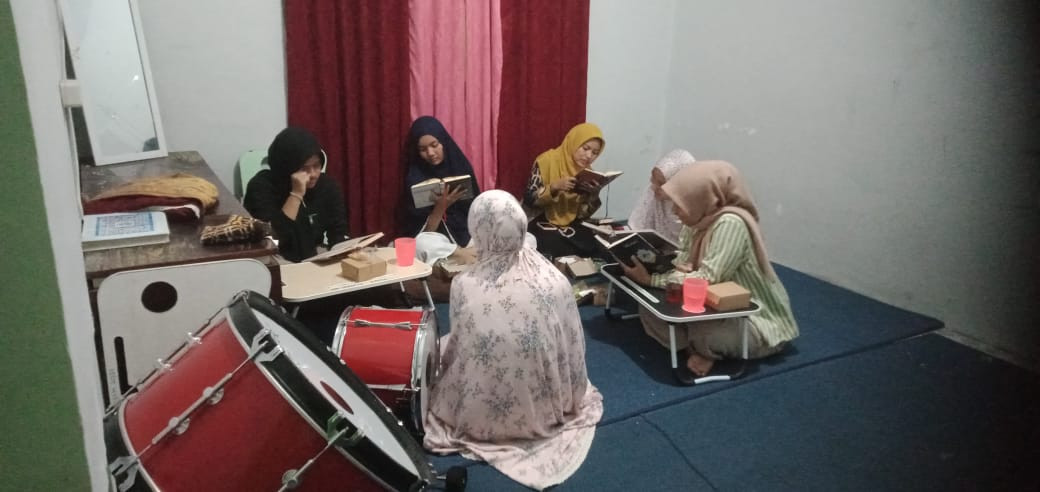 Tadarus Al-Qur'an Irisma putri masjid Ar Rohmah Malangrejo