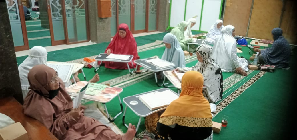 Tadarus Al-Qur'an ibu2 masjid Ar Rohmah Malangrejo