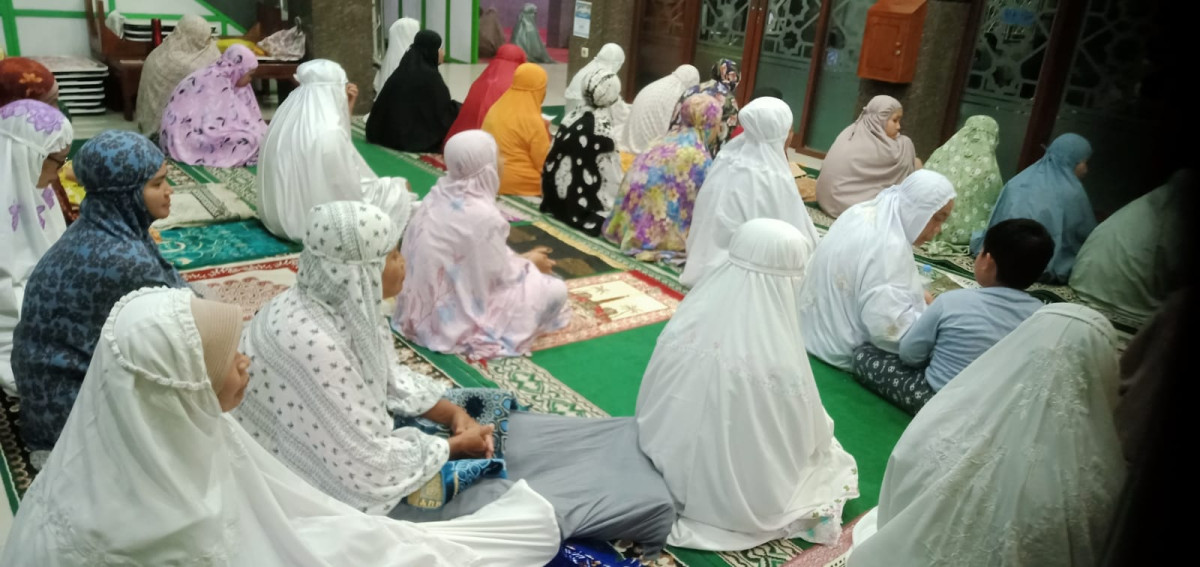 Kultum sebelum sholat tarawih berjamaah  di Masjid Arrohmah Malangrejo