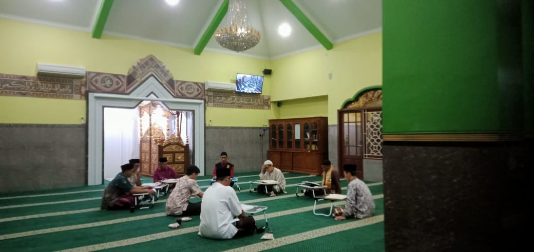 Kegiatan tadarus Al-Qur'an bapak2 masjid Ar Rohmah Malangrejo