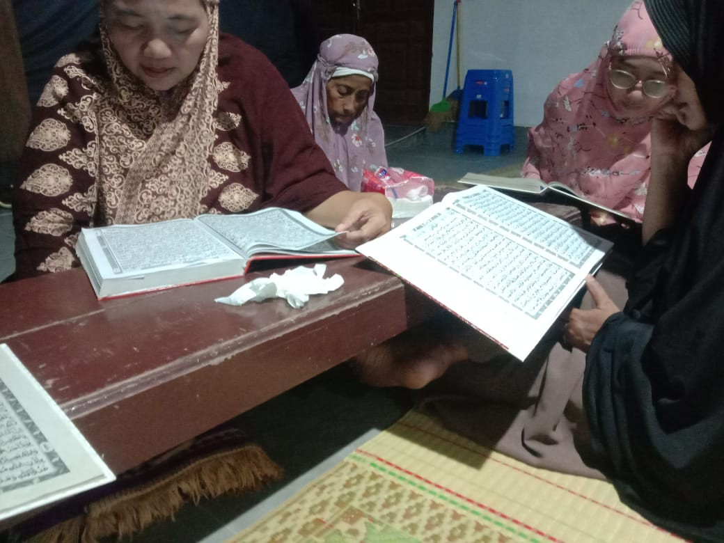 Tadarus Al quran oleh ibu2 warga krajan