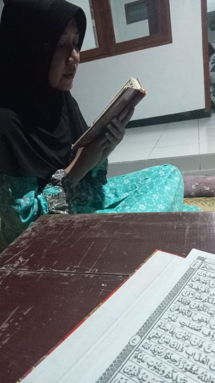 Tadarus Al quran oleh ibu2 warga krajan