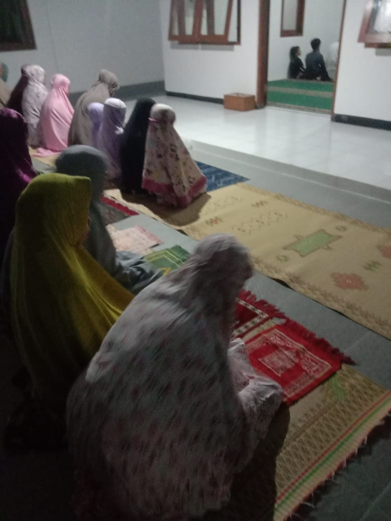 Sholat tarawih berjamaah oleh warga krajan