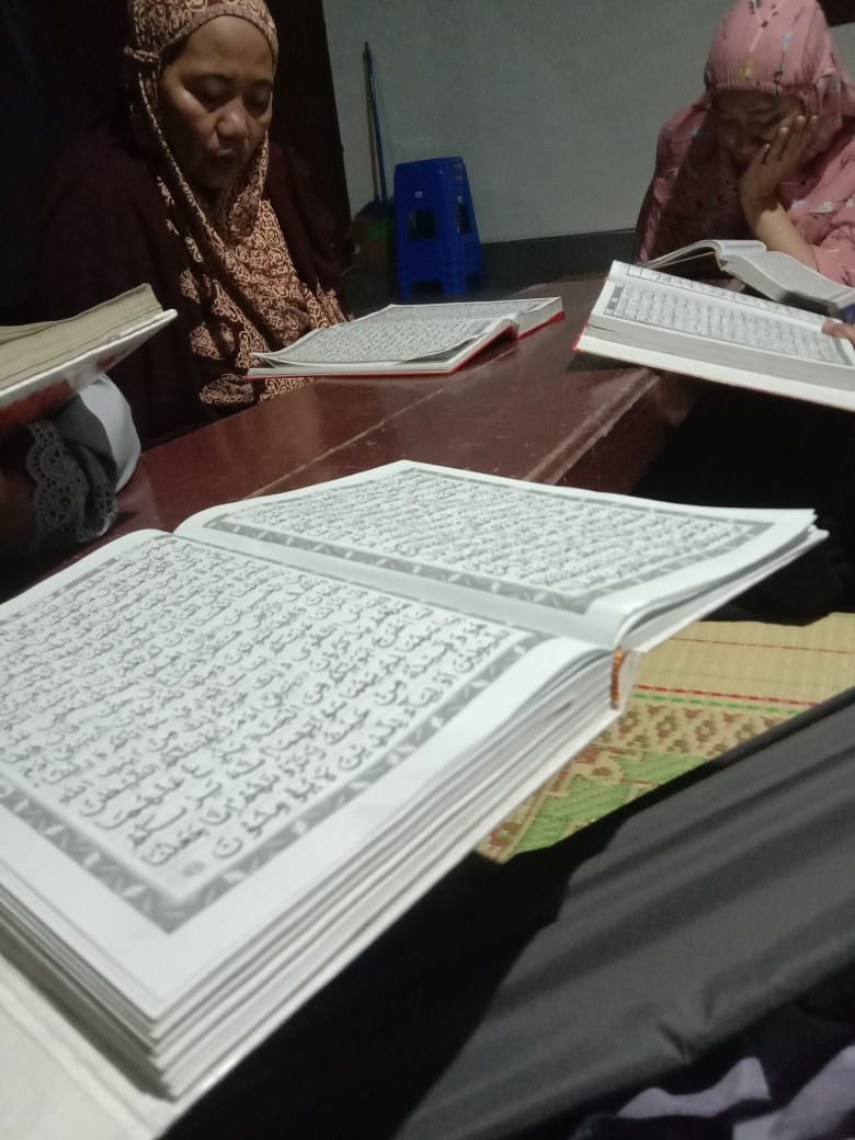 Tadarus Al quran oleh ibu2 warga krajan