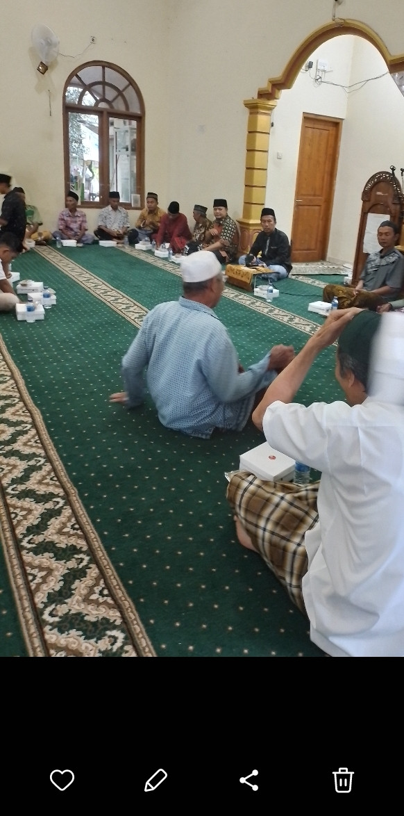 Buka bersama warga Gondanglegi di masjid Ahla Nur