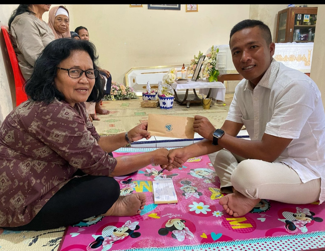 Penyerahan santunan dari paguyupan Sekar Rinonce Parki St Petrus & Paulus Babadan