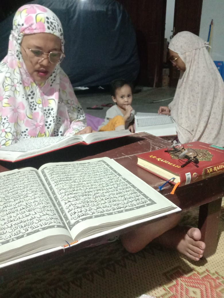 Tadarus Al quran oleh ibu2 warga krajan