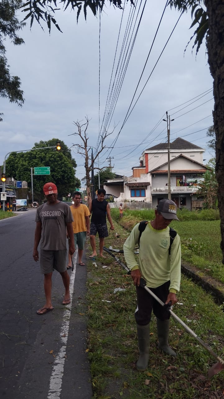 Kerja bakti jalan protokol babadan