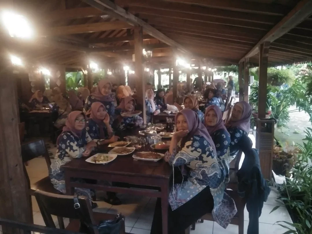 Buka bersama ibu ibu pkk lestari saren