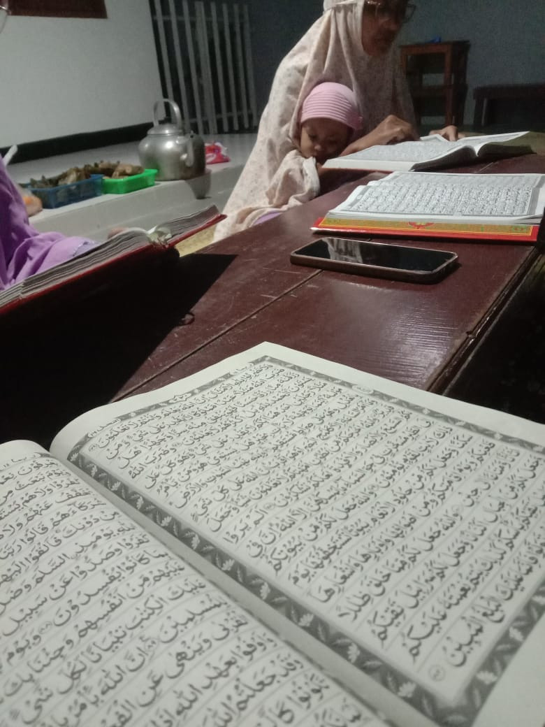 Tadarus Al quran oleh ibu2 warga krajan