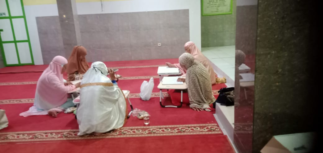 Tadarus Al-Qur'an ibu2 masjid Ar Rohmah Malangrejo
