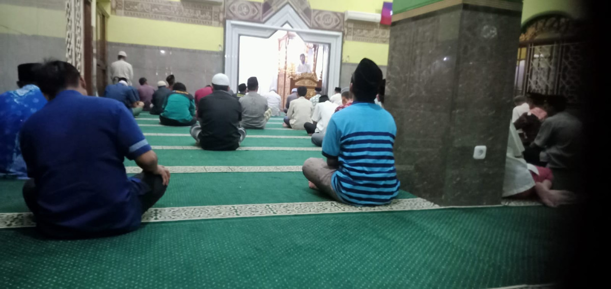 Kultum sebelum sholat tarawih berjamaah  di Masjid Arrohmah Malangrejo