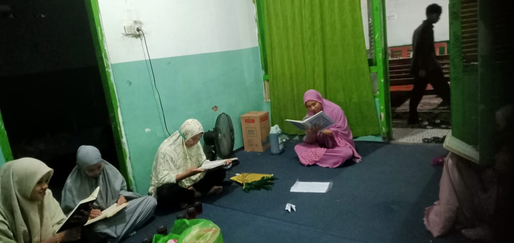 Tadarus Al-Qur'an Irisma putri putri masjid Ar Rohmah Malangrejo