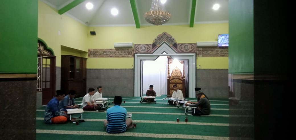 Tadarus Al-Qur'an bapak bapak dan santri Daru Hiro masjid Ar Rohmah Malangrejo