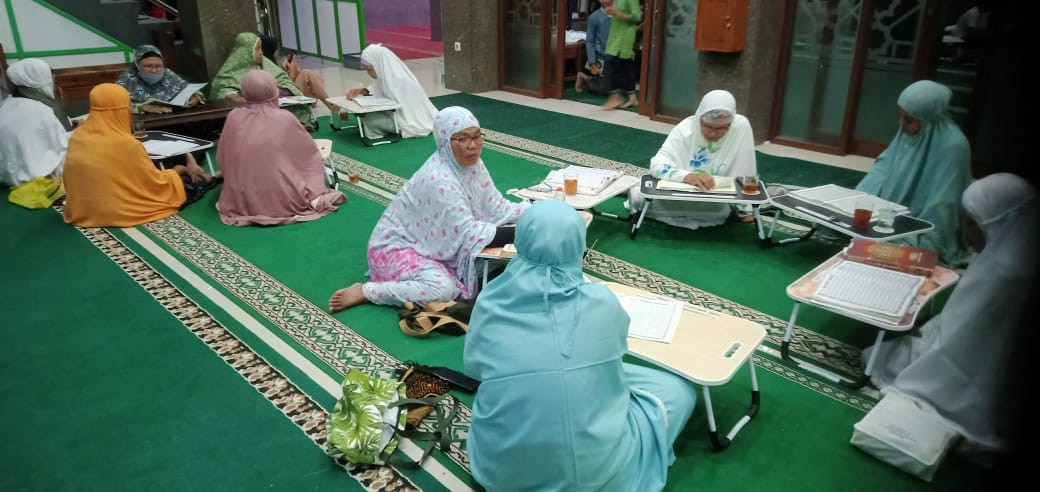 Tadarus Al-Qur'an ibu2 masjid Ar Rohmah Malangrejo