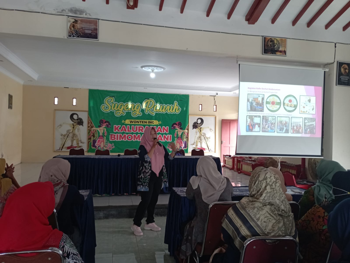 Ibu Muslimah Malangrejo sebagai Narasumber Praktek Baik Perintisan dan Pengelolaan Dashat di Kampung KB Bimomartani
