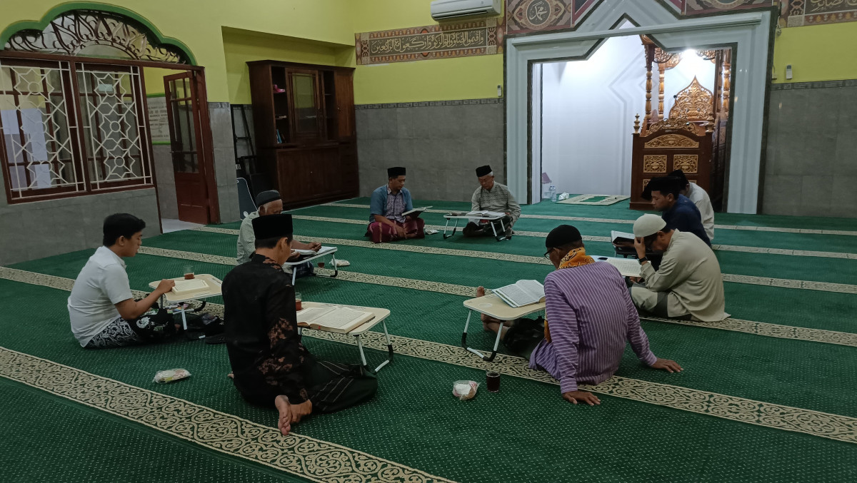 Tadarus Al-Qur'an bapak dan santri Daru Hiro masjid Ar Rohmah Malangrejo