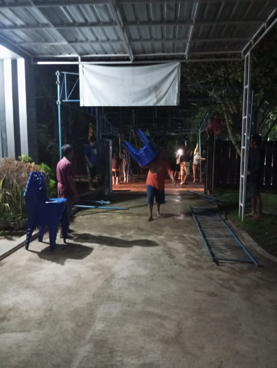 Kegiatan kerja bakti/ gotong royong di tempat orang meninggal/ almahum bpk Heru  Padukuhan Malangrejo