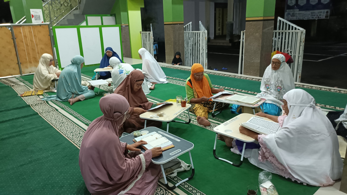 Tadarus Al-Qur'an ibu2 masjid Ar Rohmah Malangrejo