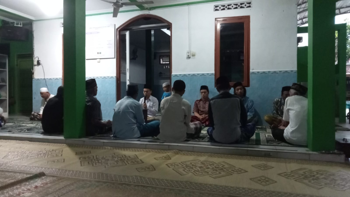 Pengajian menjelang buka puasa di Mushola Al Huda Nglarang Malangrejo
