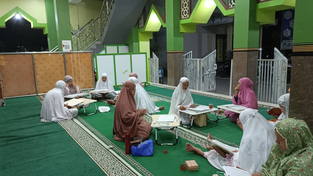 Tadarus Al-Qur'an ibu2 masjid Ar Rohmah Malangrejo
