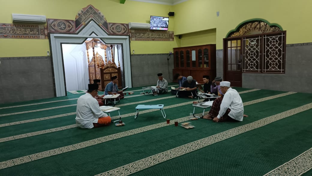 Tadarus Al-Qur'an bapak2 dan santri Daru Hiro masjid Ar Rohmah Malangrejo