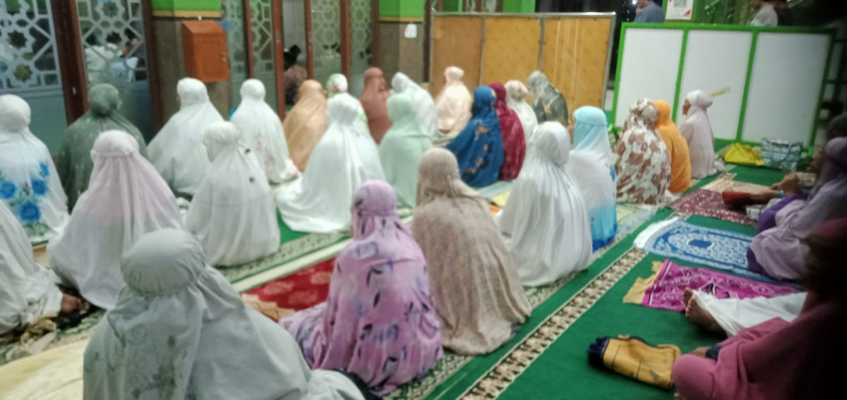 Kultum sebelum sholat tarawih berjamaah  di Masjid Arrohmah Malangrejo