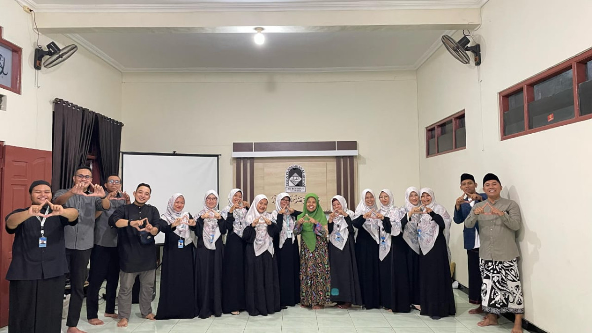 Kunjungan guru dan murid SMA Al Azhar Yogyakarta di TPA Ar Rohmah Malangrejo