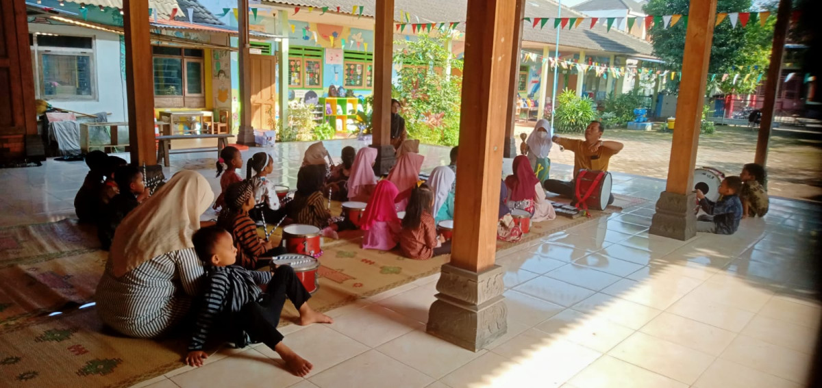 Kegiatan latihan drumband anak anak tim 2 TK Tunas Bhakti Malangrejo