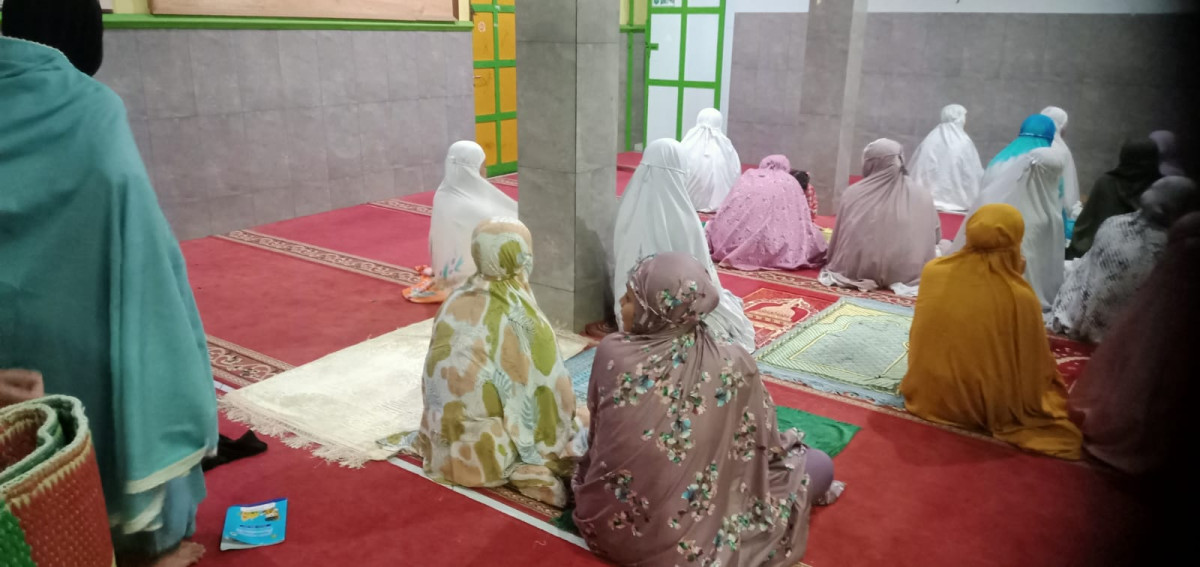 Kultum sebelum sholat tarawih berjamaah di Masjid Arrohmah Malangrejo