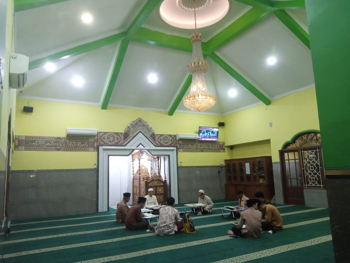 Tadarus Al-Qur'an bapak bapak dan santri Daru Hiro  Padukuhan Malangrejo