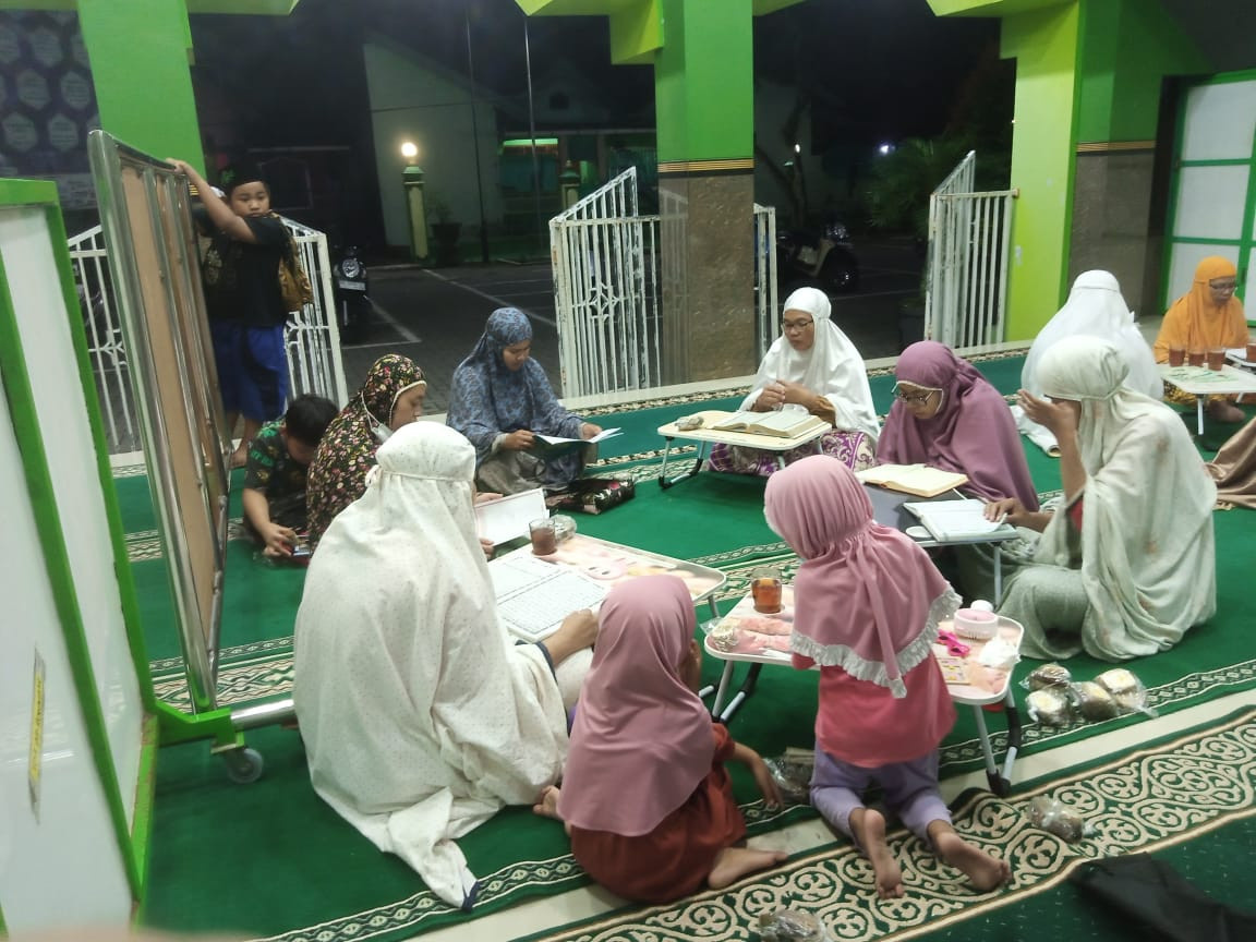 Tadarus Al-Qur'an ibu2 masjid Ar Rohmah Malangrejo