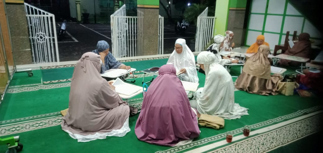 Tadarus Al-Qur'an ibu2 masjid Ar Rohmah Malangrejo