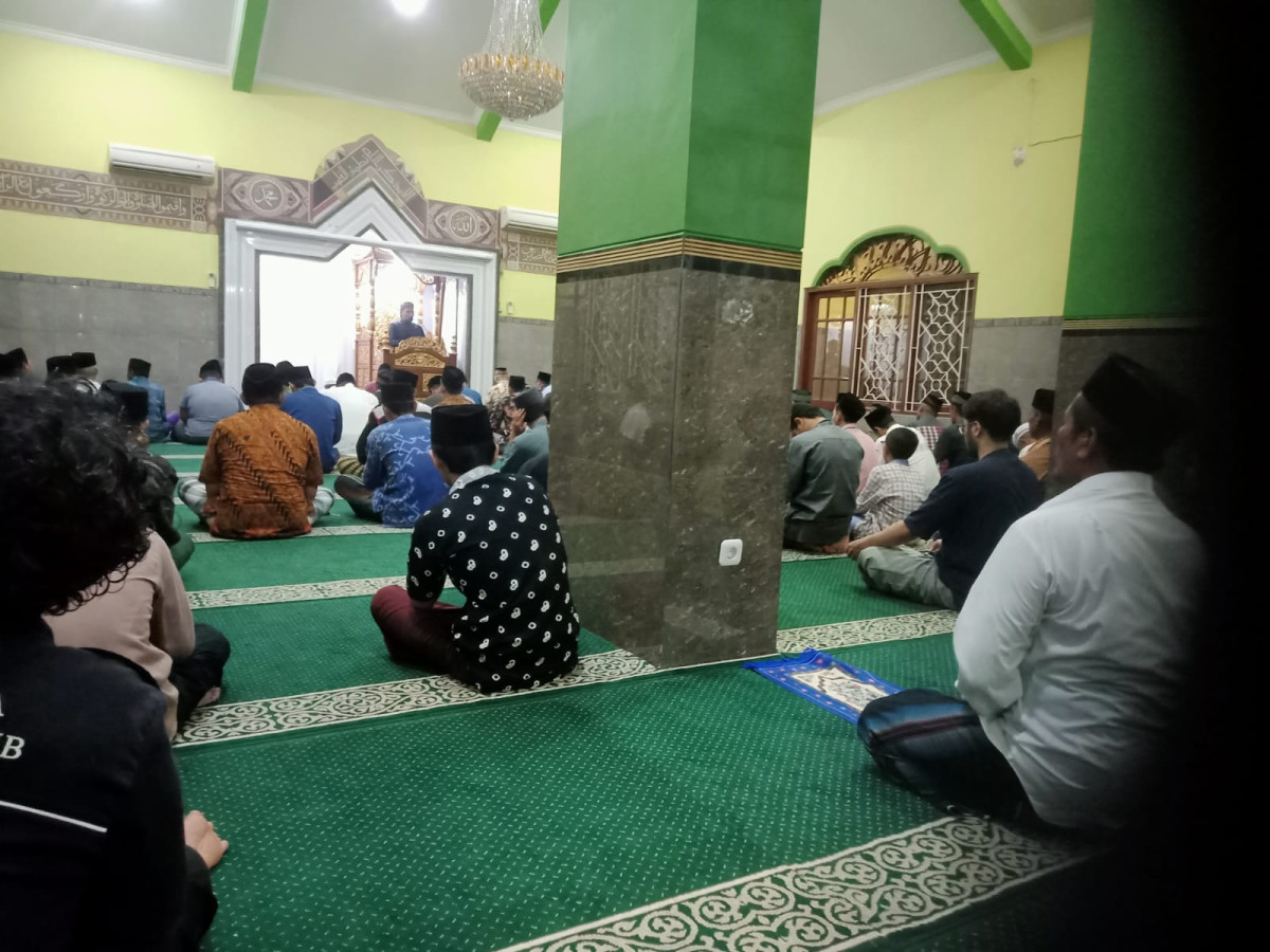 Kultum sebelum sholat tarawih berjamaah masjid Ar Rohmah Malangrejo