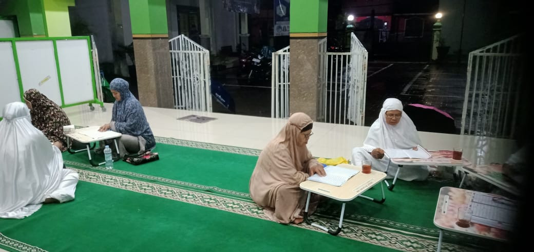 Tadarus Al-Qur'an ibu2 masjid Ar Rohmah Malangrejo