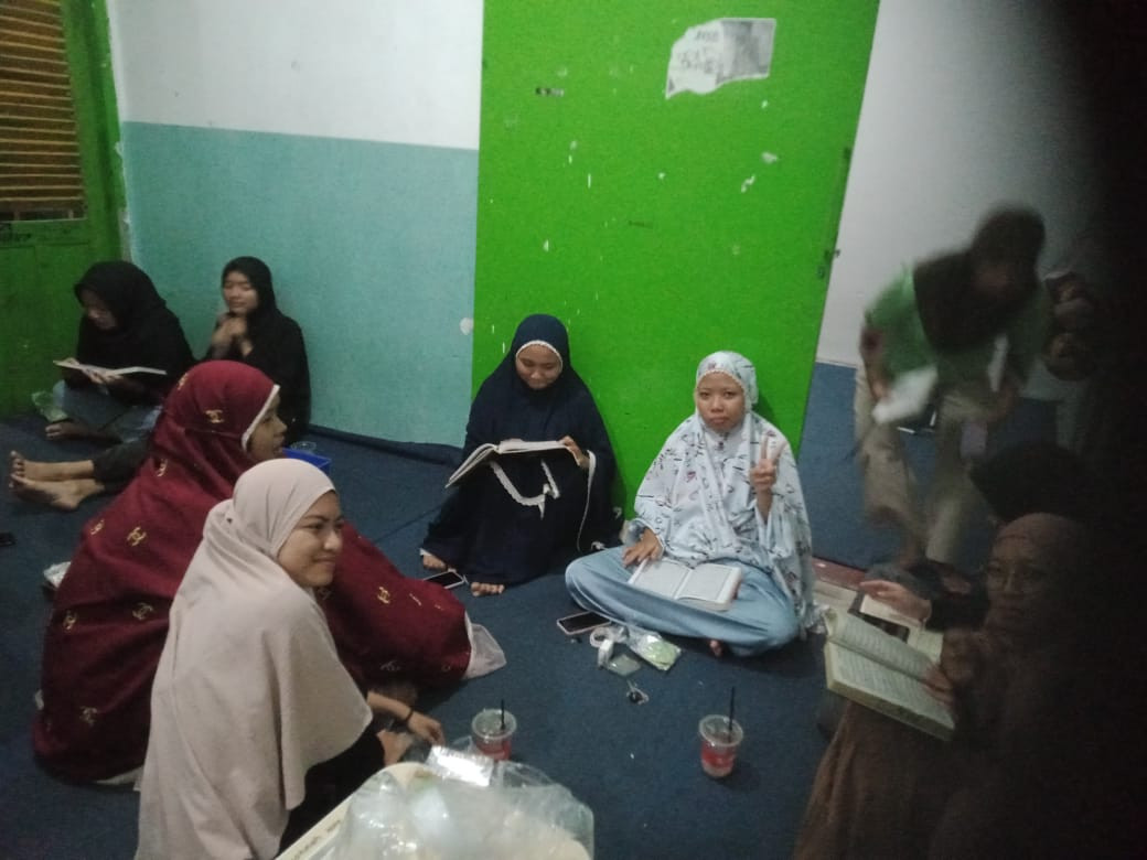 Tadarus Al-Qur'an Irisma putri masjid Ar Rohmah Malangrejo
