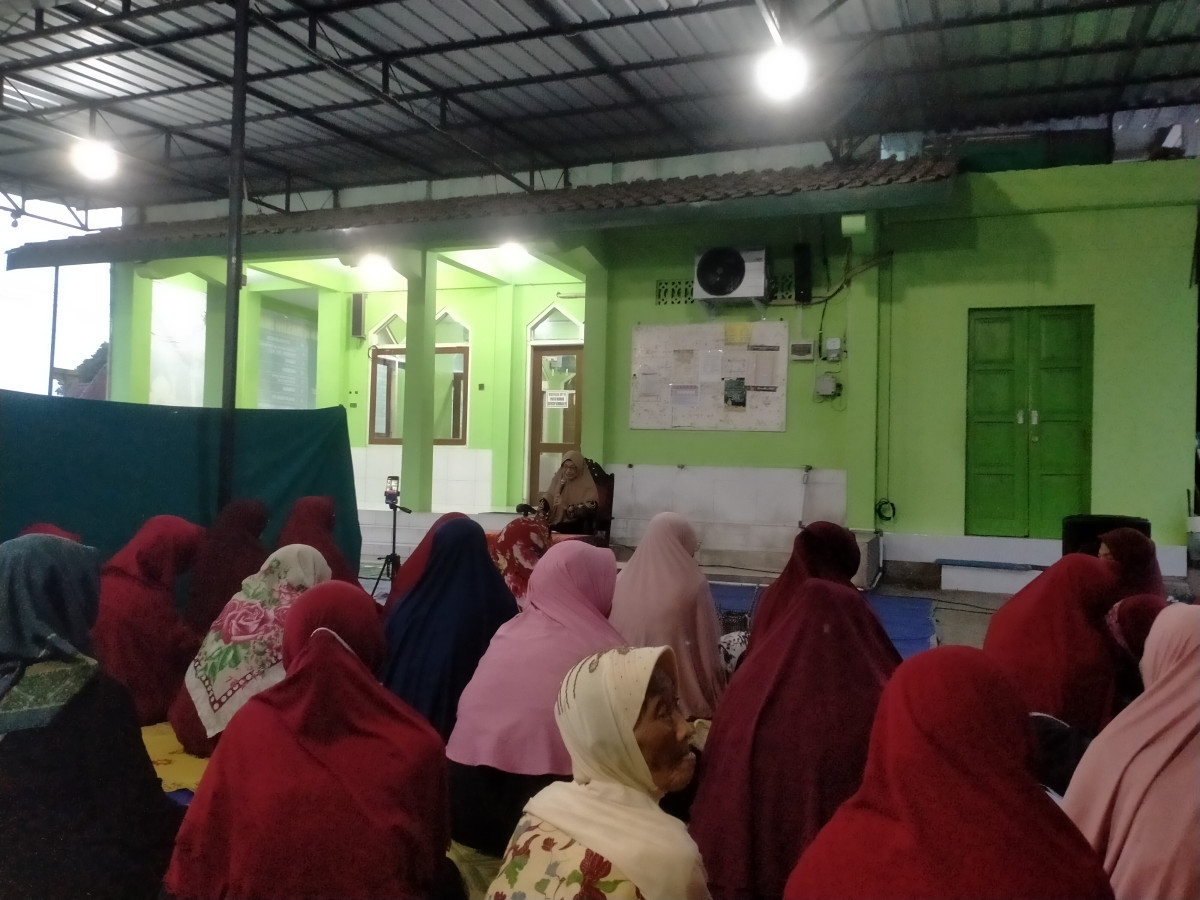 Pengajian dan buka bersama  kaum muslim Karanganyar