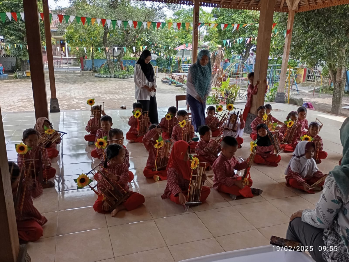 Latihan angklung kelompok A  TK Tunas Bakti Malangrejo