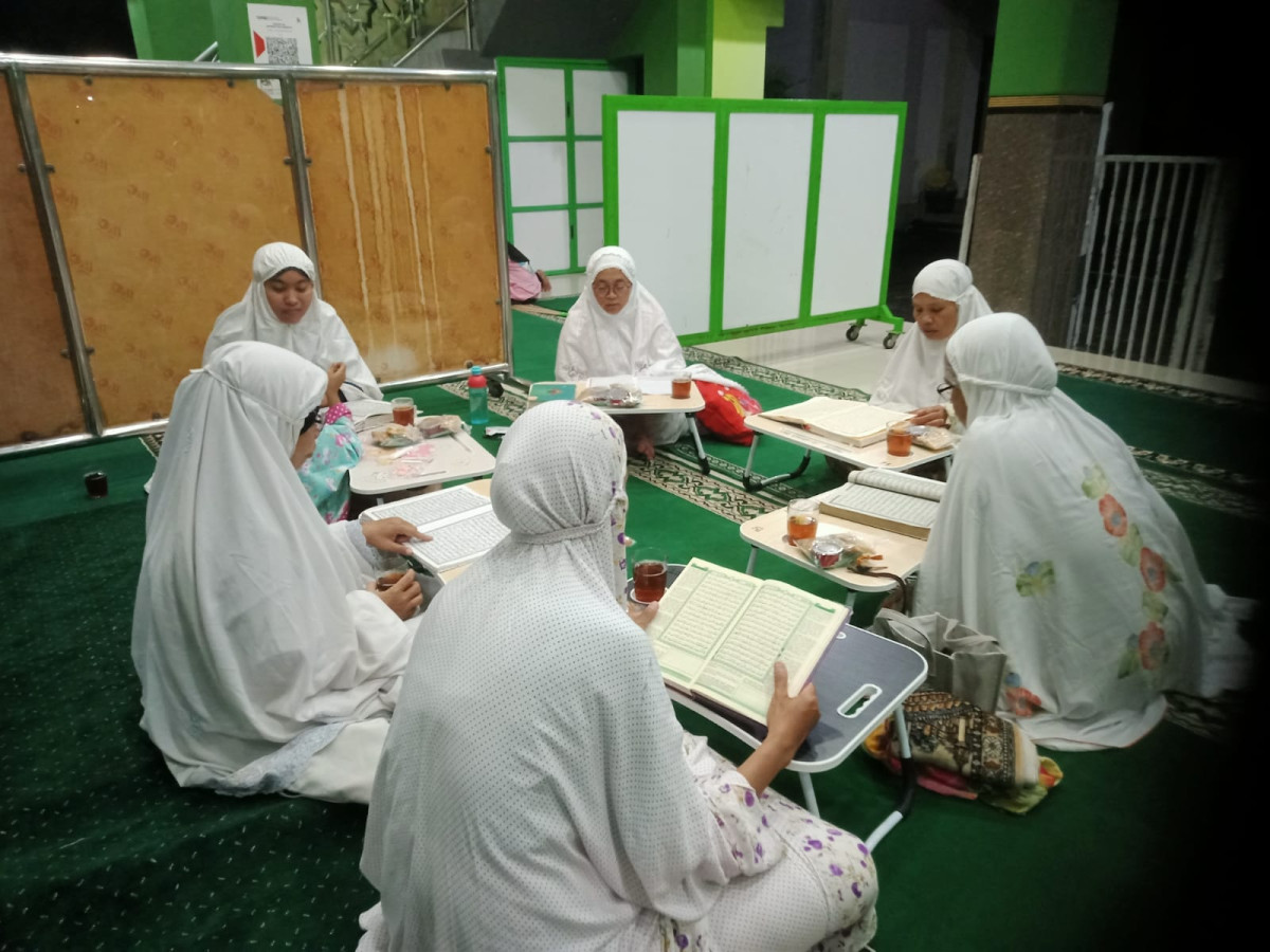Tadarus Al-Qur'an ibu ibu masjid Ar Rohmah Malangrejo