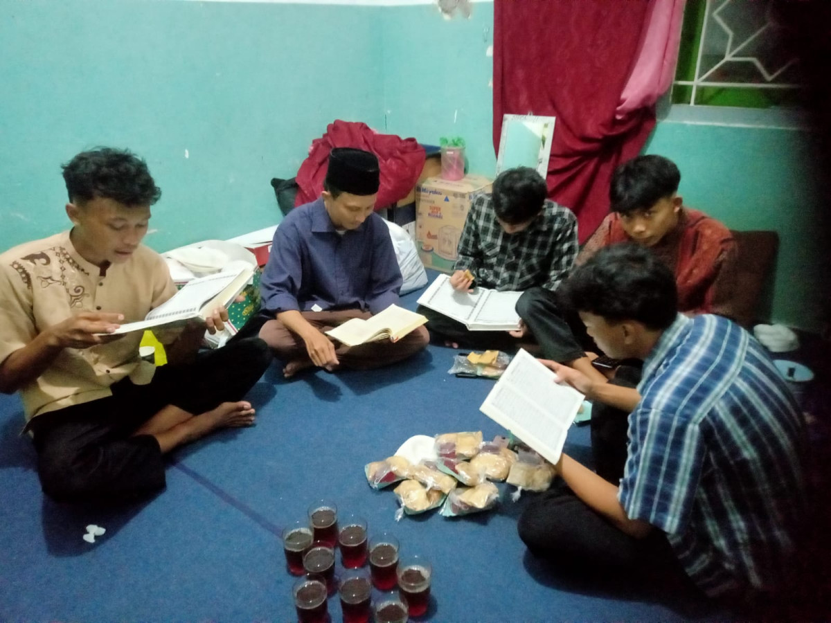 Tadarus Al-Qur'an remaja irisma Ar Rohmah Malangrejo