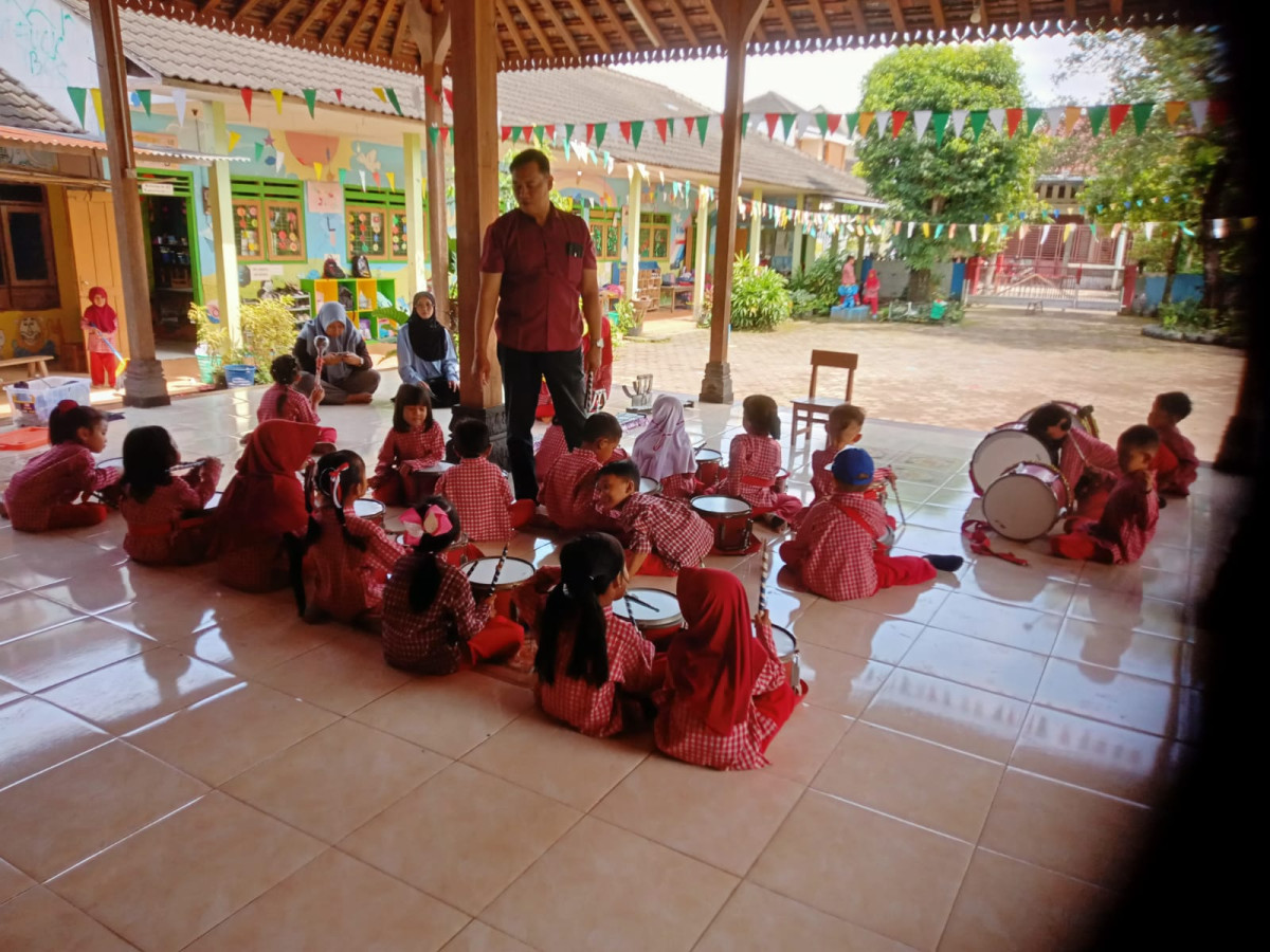 Latihan drumband TK TUNAS BHAKTI Malangrejo