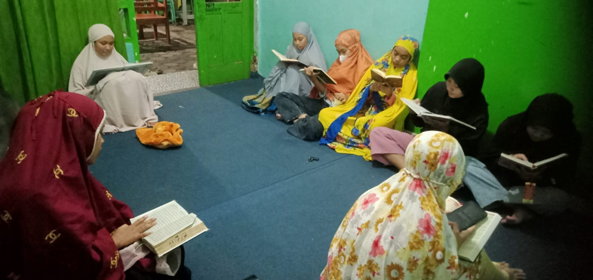 Tadarus Al-Qur'an Irisma putri masjid Ar Rohmah Malangrejo