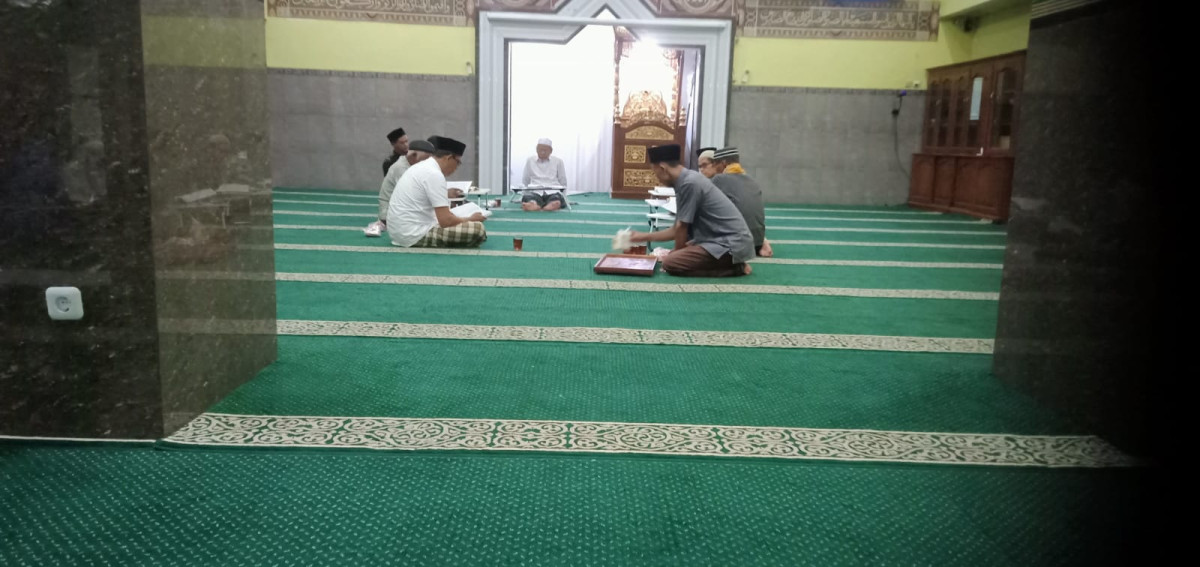 Tadarus Al-Qur'an bapak bapak dan santri Daru Hiro masjid Ar Rohmah Malangrejo