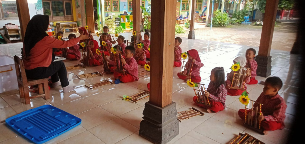 Kegiatan latihan angklung TK TUNAS BHAKTI Malangrejo