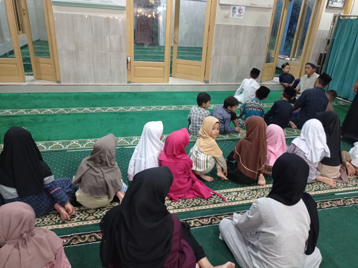 Belajar persholatan anaka anak TPA Tegalsari