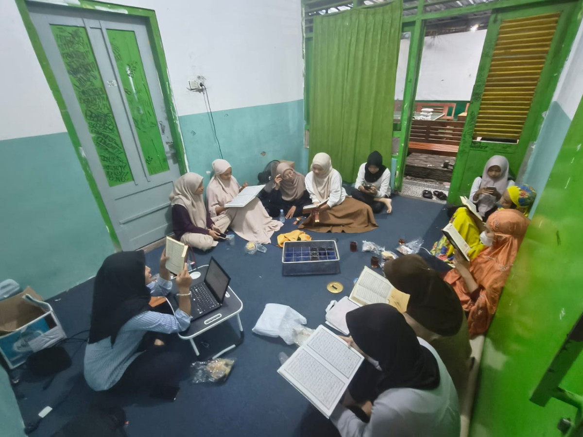 Tadarus Al-Qur'an Irisma putri masjid Ar Rohmah Malangrejo