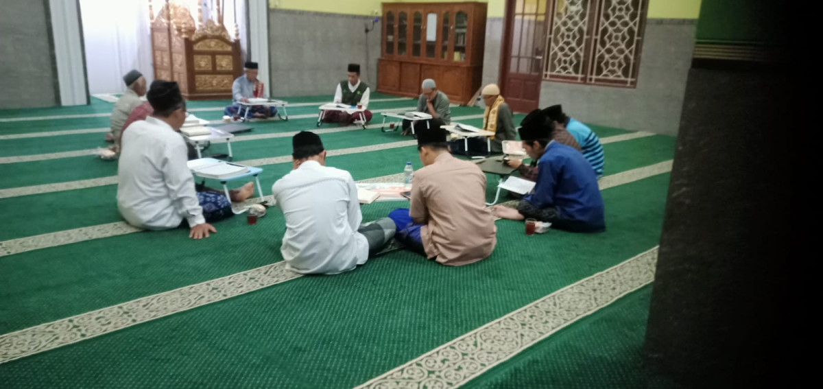 Tadarus Al-Qur'an bapak bapak bapak dan santri Daru Hiro masjid Ar Rohmah Malangrejo
